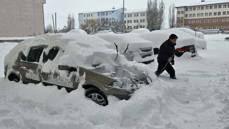 Patnos beyaza büründü, kar kalınlığı 40 santimetreyi buldu