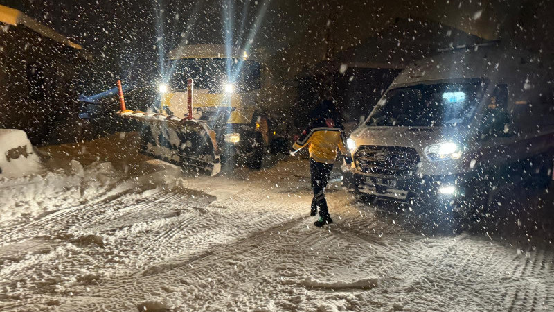 Patnos'ta yolu karla kapanan köyde rahatsızlanan Yusuf, İlçe Özel İdaresi ekiplerince hastaneye ulaştırıldı