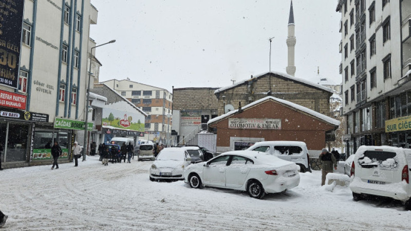 Patnos’ta kar yağışı hayatı olumsuz etkiledi