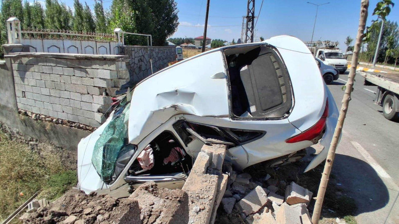 Patnos'ta trafik kazası, 1'i ağır 3 yaralı