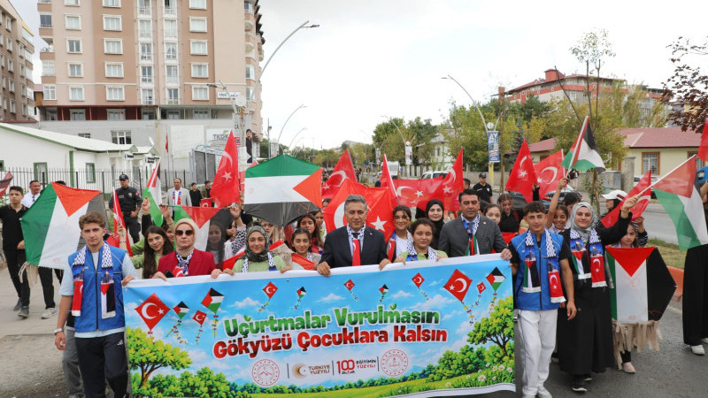 Ağrı’da bin öğrenci Gazze’deki çocuklar için uçurtma uçurdu