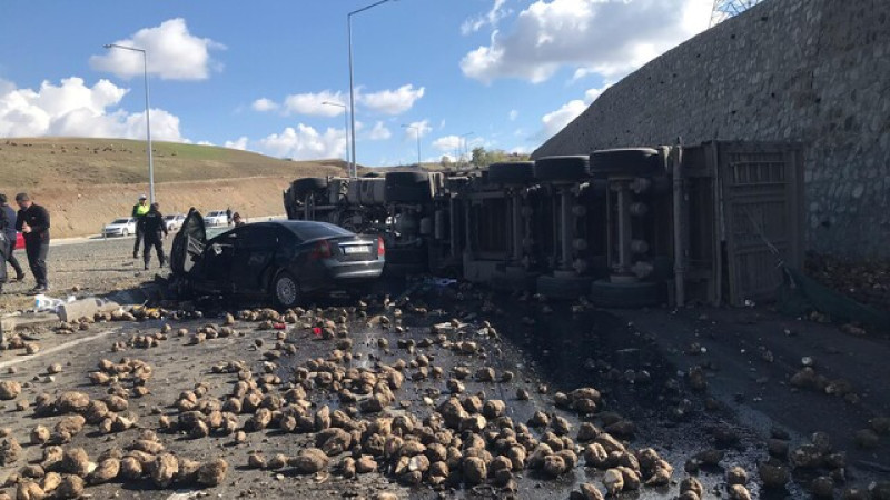 Hamur'da tır ile otomobilin çarpışması sonucu 4 kişi hayatını kaybetti