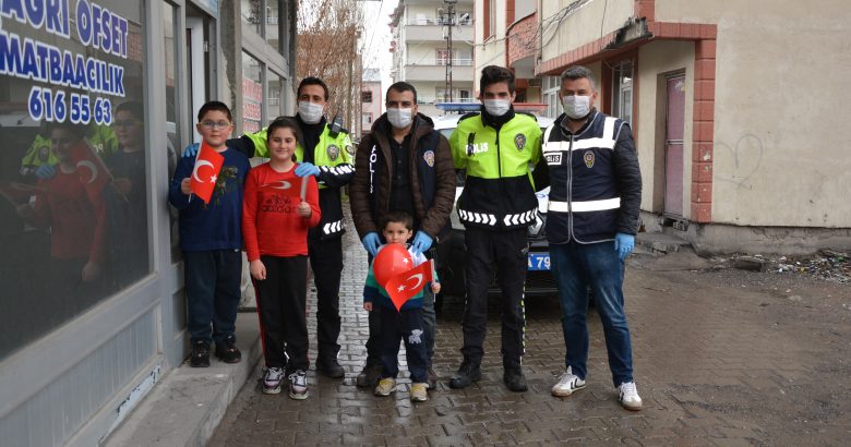  Polislerden çocuklara Türk Bayrağı ve balon