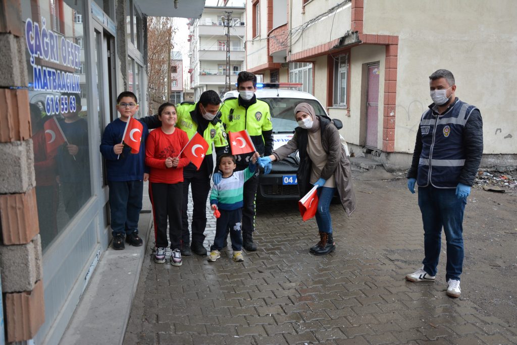Polislerden çocuklara Türk Bayrağı ve balon