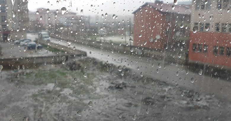  Patnos’ta dolu yağışı hayatı olumsuz etkiledi