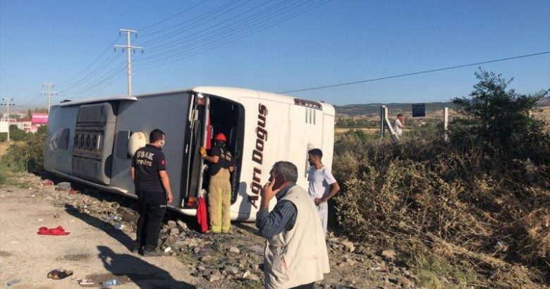  Ağrı yolcu otobüsü şarampole devrildi 30 yaralı