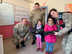  Patnos Jandarma çocukları sevindirdi