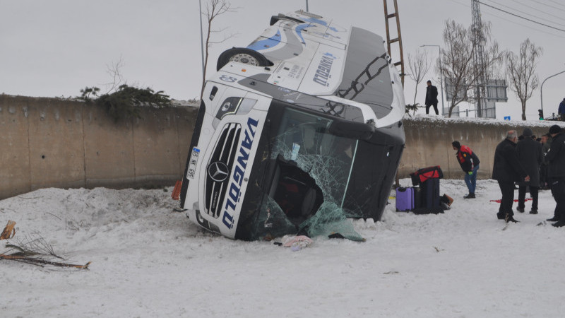 Patnos'ta yolu otobüsünün devrilmesi sonucu 16 kişi yaralandı