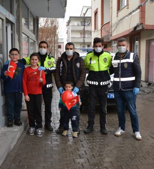 Polislerden çocuklara Türk Bayrağı ve balon