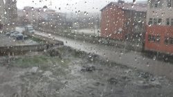 Patnos’ta dolu yağışı hayatı olumsuz etkiledi