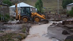 Sağanak yağış Patnos’un köylerine zarar verdi