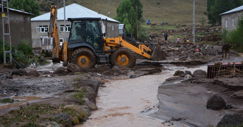  Sağanak yağış Patnos’un köylerine zarar verdi