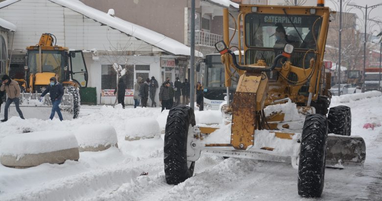  Patnos Belediyesi karla mücadele ediyor