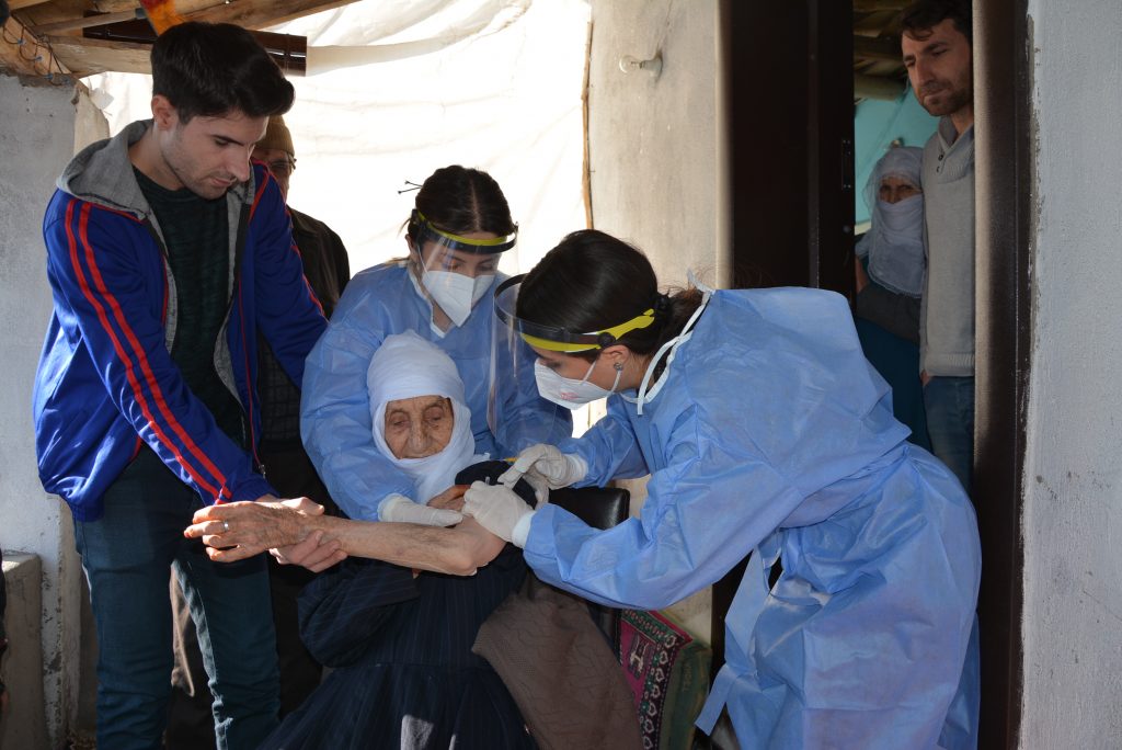 Sağlık çalışanları zor şartlarda vatandaşlara Kovid-19 aşısı ulaştırıyor