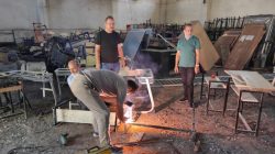 Patnos İlçe Milli Eğitim Müdürlüğü atölyede eskiyen masa ve sandalyeleri yeniliyor