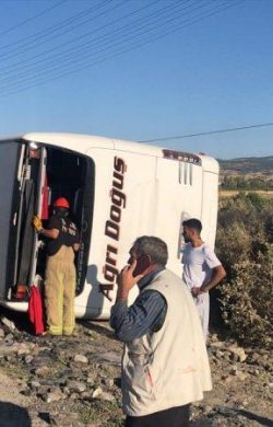 Ağrı yolcu otobüsü şarampole devrildi 30 yaralı