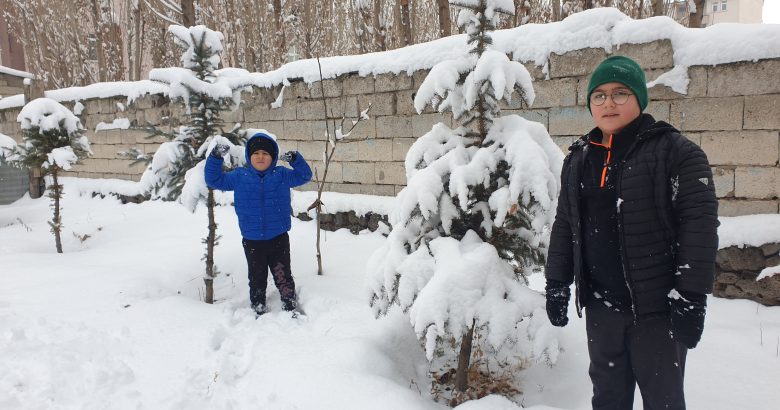  Patnos’ta yağan kar öğrencileri mutlu etti