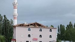Patnos’ta fırtına caminin çatısını uçurdu