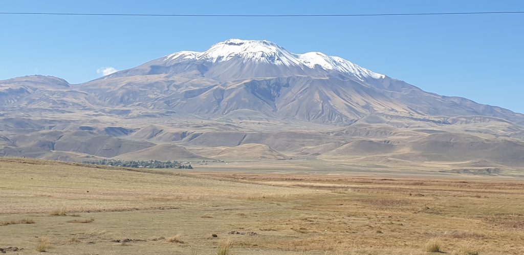 4 bin 58 rakımla Türkiye’nin en yüksek ikinci dağı olan  Süpha Dağı’na sonbaharda ilk kar düştü. Foto : Emre SAVMAN