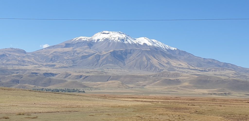 4 bin 58 rakımla Türkiye’nin en yüksek ikinci dağı olan  Süpha Dağı’na sonbaharda ilk kar düştü. Foto : Emre SAVMAN