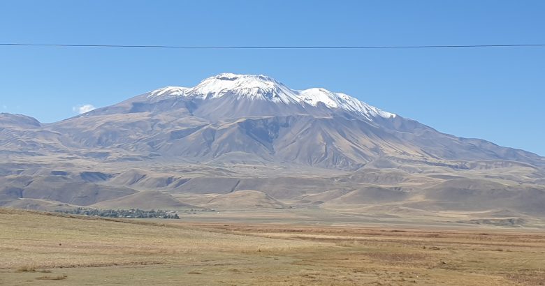  Sonbaharda yılın ilk karı Süphan dağı’na yağdı